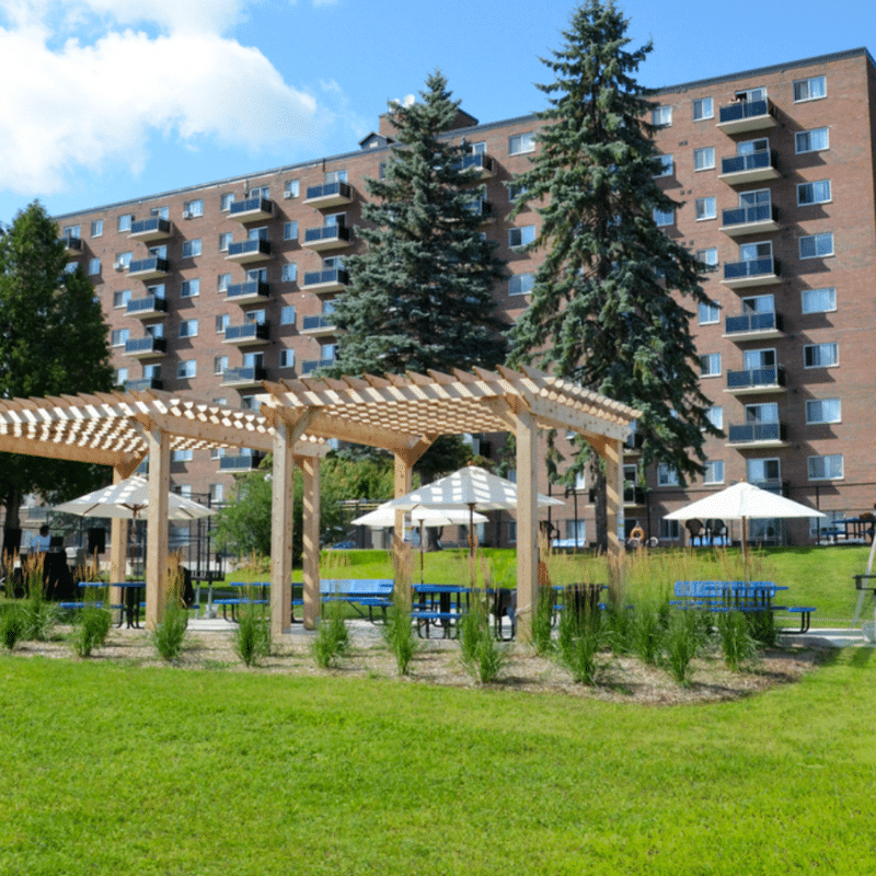 Une image d'un immeuble géré par Urban Services, une entreprise de gestion immobilière basée en Outaouais, plus précisément à Gatineau.