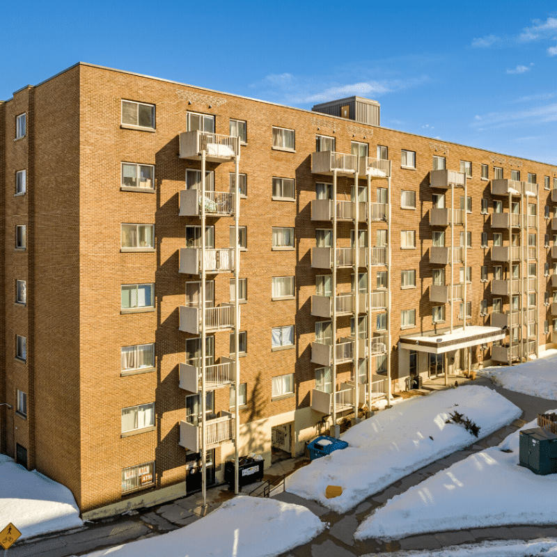 Une image d'un immeuble géré par Urban Services, une entreprise de gestion immobilière basée en Outaouais, plus précisément à Gatineau.