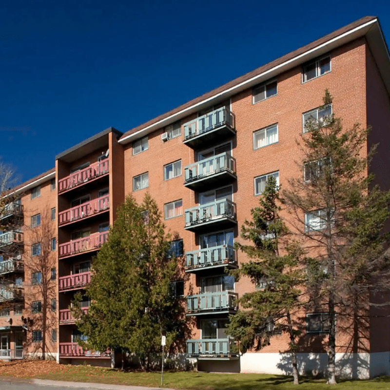 An image of a building managed by Urban Services, a property management company based in Outaouais, more precisely in Gatineau.