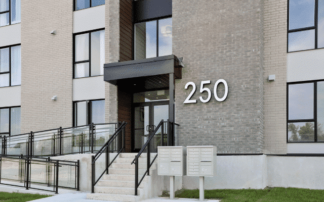 Une image d'un immeuble géré par Urban Services, une entreprise de gestion immobilière basée en Outaouais, plus précisément à Gatineau. Bien préparer son état des lieux d'entrée et de sortie avec son locataire est une étape cruciale lors de la location d’un bien immobilier.