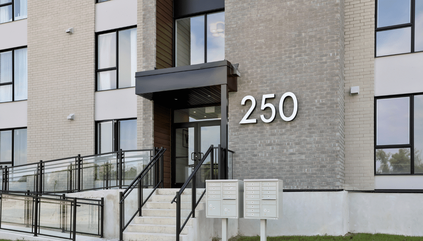 Image des lieux d'entrée d'un immeuble locatif géré de Urban Services, une entreprise de gestion immobilière basée en Outaouais, plus précisément à Gatineau.